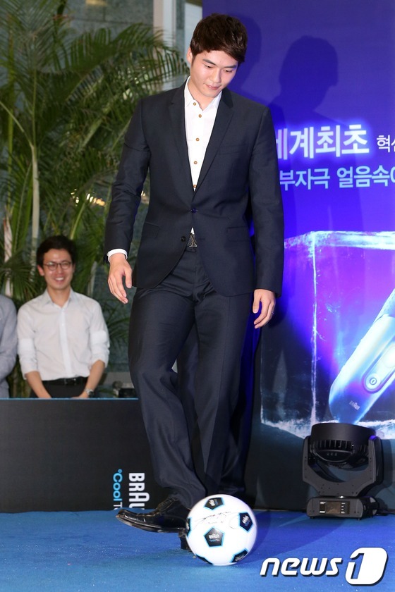 (서울=뉴스1)  = 축구선수 기성용이 20일 오후 서울 영등포 타임스퀘어 아트리움에서 열린 면도기 브랜드 브라운의 신제품 쿨텍 출시 기념 이벤트에 참석해 축구공을 발로 차고 있다 …