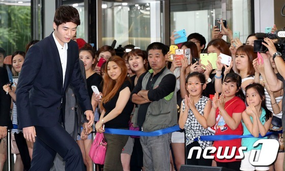 (서울=뉴스1)  = 축구선수 기성용이 20일 오후 서울 영등포 타임스퀘어 아트리움에서 열린 면도기 브랜드 브라운의 신제품 쿨텍 출시 기념 이벤트에 참석하고 있다. 2013.6.2 …