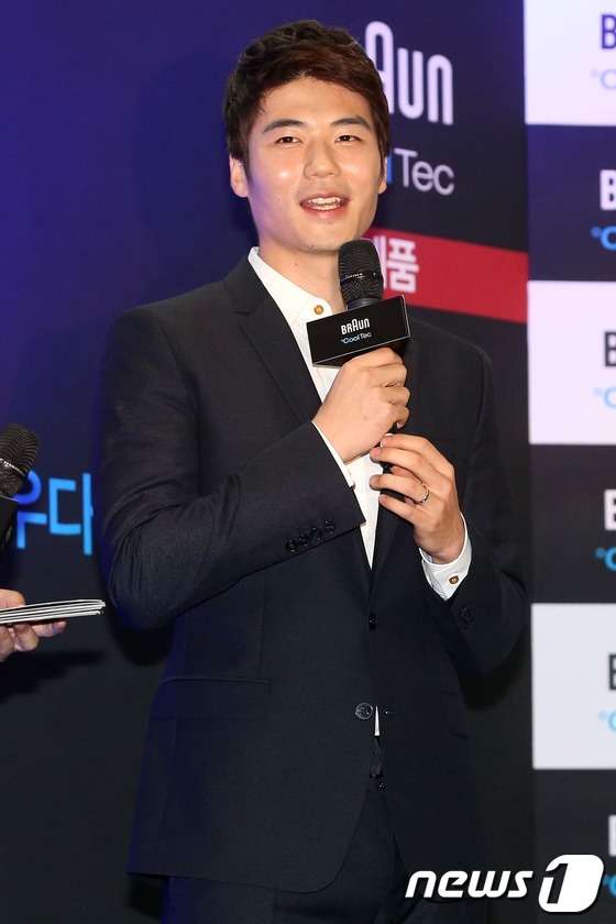 (서울=뉴스1)  = 축구선수 기성용이 20일 오후 서울 영등포 타임스퀘어 아트리움에서 열린 면도기 브랜드 브라운의 신제품 쿨텍 출시 기념 이벤트에 참석해 인사말을 하고 있다. 2 …