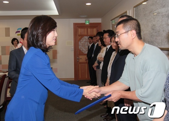 (서울=뉴스1)  = 조윤선 여성가족부 장관이 20일 오후 서울 중구 무교동 여성가족부 회의실에서 열린 '일본군 위안부 피해자 문제 진상규명 및 기념사업 추진 민관 TF 발족식'에 …