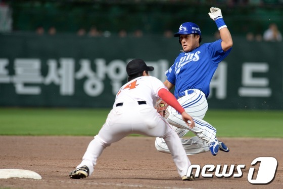 (인천=뉴스1) 이동원 기자 = 20일 오후 인천 문학구장에서 ‘2013 한국야쿠르트 세븐프로야구’ SK와이번스와 삼성라이온즈 경기에서 삼성 5회초 공격 1사 1루 상황 박한이 우 …