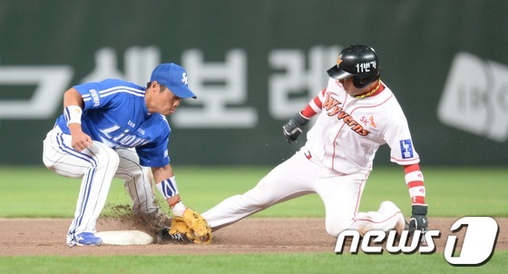 (인천=뉴스1) 이동원 기자 = 20일 오후 인천 문학구장에서 ‘2013 한국야쿠르트 세븐프로야구’ SK와이번스와 삼성라이온즈 경기에서 SK 7회말 공격 2사 1,3루 상황 박진만 …