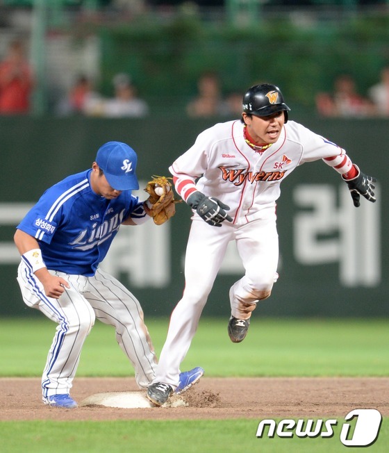 (인천=뉴스1) 이동원 기자 = 20일 오후 인천 문학구장에서 ‘2013 한국야쿠르트 세븐프로야구’ SK와이번스와 삼성라이온즈 경기에서 SK 7회말 공격 2사 1,3루 상황 박진만 …