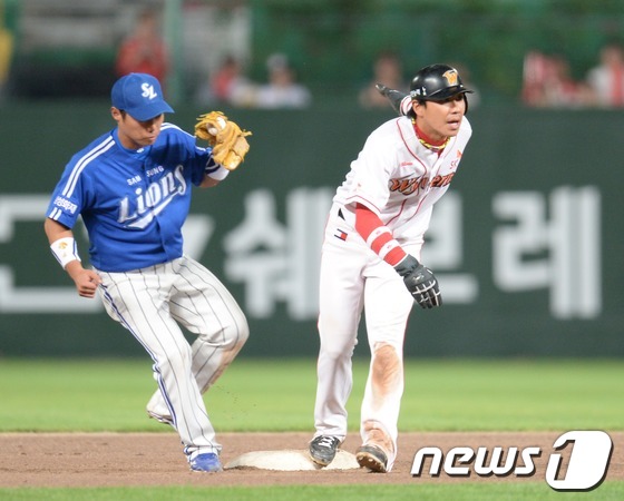 (인천=뉴스1) 이동원 기자 = 20일 오후 인천 문학구장에서 ‘2013 한국야쿠르트 세븐프로야구’ SK와이번스와 삼성라이온즈 경기에서 SK 7회말 공격 2사 1,3루 상황 박진만 …