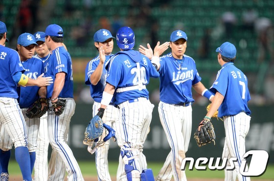 (인천=뉴스1) 이동원 기자 = 20일 오후 인천 문학구장에서 열린‘2013 한국야쿠르트 세븐프로야구’ SK와이번스와 삼성라이온즈 경기에서 5대2 승리를 거둔 삼성 선수들이 경기종 …