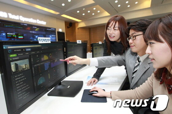 본문 이미지 - 에너지통합운용센터 직원들이 각 빌딩의 에너지 사용량을 모니터링하고 있다(사진=KT)© News1