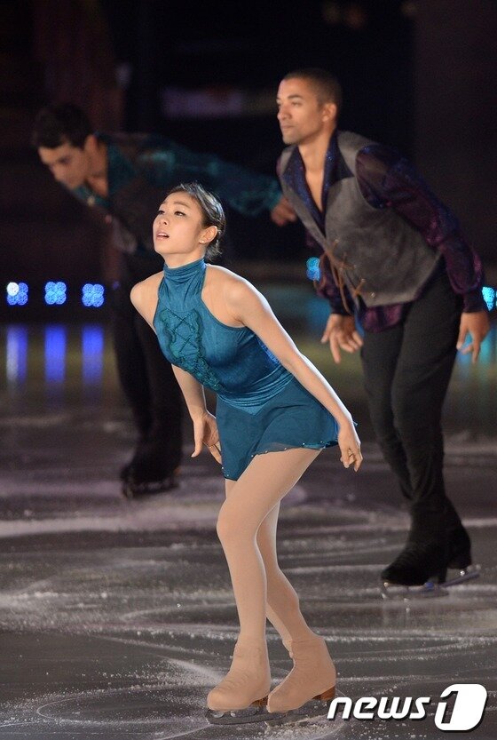 본문 이미지 - '피겨 여왕' 김연아(23)와 피겨 스타들이 21일 서울 송파구 올림픽공원 체조경기장에서 열린 '삼성 갤럭시★스마트에어컨 올댓스케이트 2013' 아이스쇼에서 멋진 오프닝을 선보이고 있다. 김연아의 이번 아이스쇼 프로그램은 '레 미제라블-꿈꾸어라, 도전하라, 사랑하라'는 주제로 꿈, 도전, 사랑의 메시지를 담아 오는 23일까지 올림픽공원 체조경기장에서 열린다. 2013.6.21/뉴스1 © News1   박지혜 기자