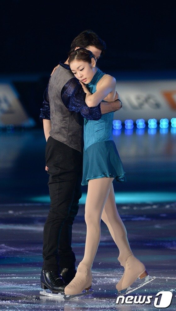 본문 이미지 - '피겨 여왕' 김연아(23)가 21일 서울 송파구 올림픽공원 체조경기장에서 열린 '삼성 갤럭시★스마트에어컨 올댓스케이트 2013' 아이스쇼에서 멋진 연기를 선보이고 있다. 김연아의 이번 아이스쇼 프로그램은 '레 미제라블-꿈꾸어라, 도전하라, 사랑하라'는 주제로 꿈, 도전, 사랑의 메시지를 담아 오는 23일까지 올림픽공원 체조경기장에서 열린다. 2013.6.21/뉴스1 © News1   박지혜 기자