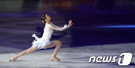 본문 이미지 - '피겨 여왕' 김연아(23)가 21일 서울 송파구 올림픽공원 체조경기장에서 열린 '삼성 갤럭시★스마트에어컨 올댓스케이트 2013' 아이스쇼에서 새 갈라 프로그램 주제곡 이매진에 맞춰 환상적인 연기를 선보이고 있다. 김연아의 이번 아이스쇼 프로그램은 '레 미제라블-꿈꾸어라, 도전하라, 사랑하라'는 주제로 꿈, 도전, 사랑의 메시지를 담아 오는 23일까지 올림픽공원 체조경기장에서 열린다. 2013.6.21/뉴스1 © News1   박지혜 기자