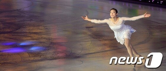 본문 이미지 - '피겨 여왕' 김연아(23)가 21일 서울 송파구 올림픽공원 체조경기장에서 열린 '삼성 갤럭시★스마트에어컨 올댓스케이트 2013' 아이스쇼에서 새 갈라 프로그램 주제곡 이매진에 맞춰 환상적인 연기를 선보이고 있다. 김연아의 이번 아이스쇼 프로그램은 '레 미제라블-꿈꾸어라, 도전하라, 사랑하라'는 주제로 꿈, 도전, 사랑의 메시지를 담아 오는 23일까지 올림픽공원 체조경기장에서 열린다. 2013.6.21/뉴스1  © News1   박지혜 기자