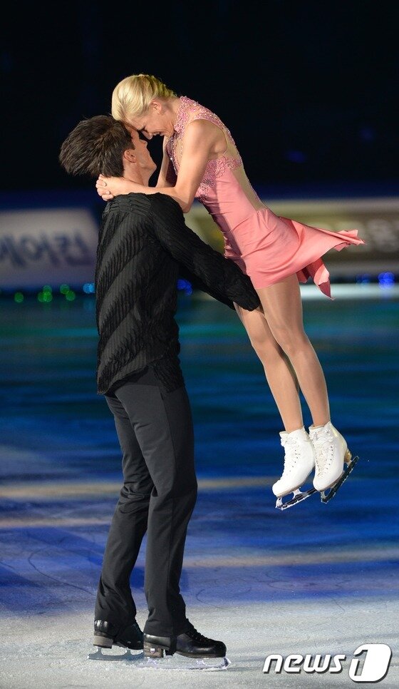 본문 이미지 - 21일 서울 송파구 올림픽공원 체조경기장에서 열린 '삼성 갤럭시★스마트에어컨 올댓스케이트 2013'에서 티티아나 볼로소자-막심 트란코프가 '녹턴'에 맞춰 연기를 선보이고 있다. 2013.6.21/뉴스1 © News1   박지혜 기자