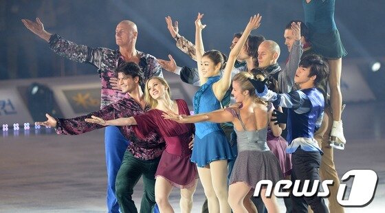 본문 이미지 - '피겨 여왕' 김연아(23)와 피겨 스타들이 21일 서울 송파구 올림픽공원 체조경기장에서 열린 '삼성 갤럭시★스마트에어컨 올댓스케이트 2013' 아이스쇼에서 관중들에게 인사를 하고 있다. 김연아의 이번 아이스쇼 프로그램은 '레 미제라블-꿈꾸어라, 도전하라, 사랑하라'는 주제로 꿈, 도전, 사랑의 메시지를 담아 오는 23일까지 올림픽공원 체조경기장에서 열린다. 2013.6.21/뉴스1 © News1   박지혜 기자
