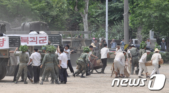 (춘천=뉴스1) 김종길 기자 = 6·25 전쟁 초기 민·관·군이 하나되어 대승을 거둔 춘천대첩이 22일 강원 춘천시 수변공원에서 63년 만에 재연된 가운데 민간인과 군인이 합동으로 …