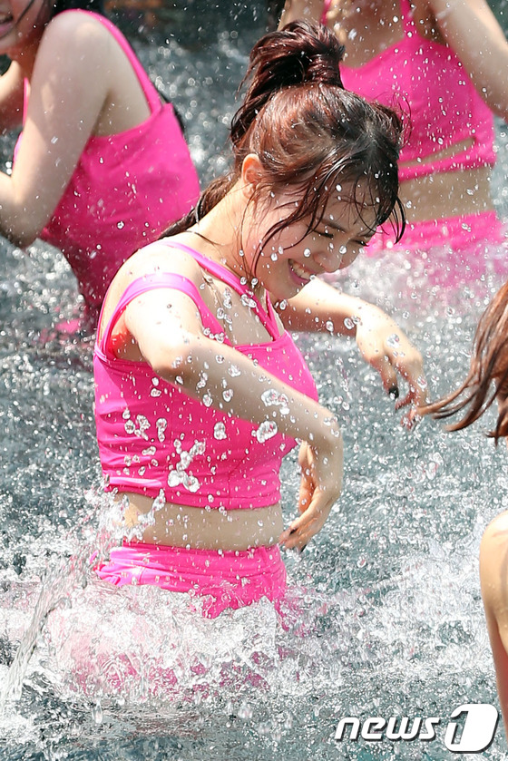 걸그룹 걸스데이가 24일 오후 장충동 반얀트리 클럽 앤 스파 서울 야외수영장에서 열린 리패키지 앨범 발매기념 쇼케이스에서 1위를 기원하며 팬들과 물싸움을 하고 있다. 2013.6. …