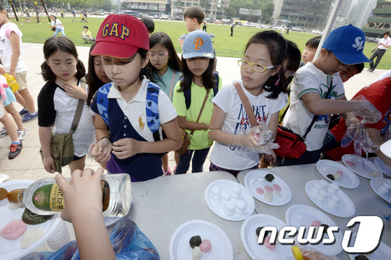 (서울=뉴스1) 안은나 기자 = 2013년 국가수준 학업성취도평가(일제고사)가 일제히 시행된 25일 오전 서울광장에서 초등학생들이 일제고사 대신 체험학습을 하고 있다. 전교조, 전 …
