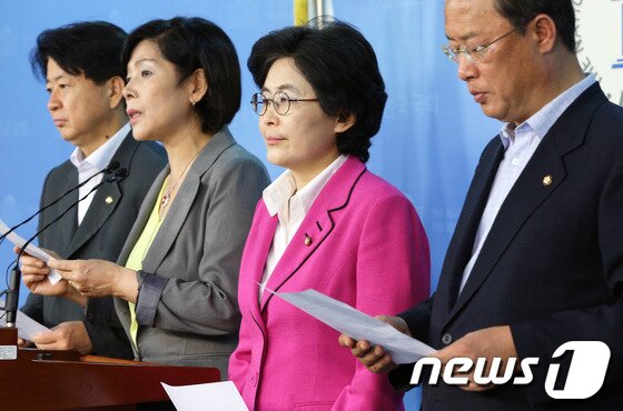 본문 이미지 - 민주당 미래창조과학방송통신위원회 소속 의원들. (왼쪽부터) 노웅래, 최민희, 유승희, 유성엽 의원. 2013.6.25/뉴스1 © News1   사진공동취재단