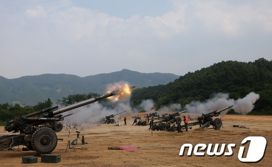 (연천=뉴스1) 한재호 기자 = 6·25전쟁 63주년을 맞은 25일 경기도 연천군 꽃봉훈련장에서 벌어진 '적 도발 격멸훈련'에서 육군 무적태풍부대 장병들이 155mm 견인포 실사격 …
