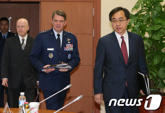 (서울=뉴스1) 손형주 기자 = 26일 오전 서울 도렴동 외교부에서 열린 제191차 SOFA(주한미군지위협정) 합동위원회 회의에서 우리측 위원장인 문승현 외교부 북미국장과 미측 위 …