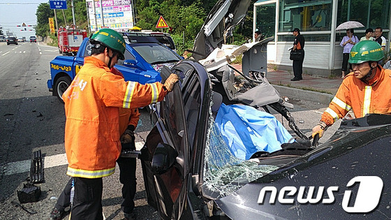 (서울=뉴스1) 김보영  = 26일 오전 9시7분께 경기도 화성 팔탄면 가재리 진우아파트 앞 삼거리에서 버스와 승용차 2대가 추돌하는 사고가 발생, 소방대원들이 사고현장을 수습하고 …