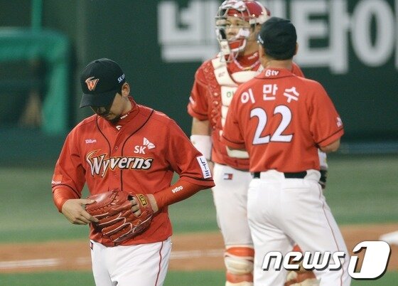 본문 이미지 - 시즌 초반 선두권을 형성하던 SK는 최근 10경기에서 2승8패에 머물며 7위까지 추락했다. /뉴스1 © News1 박철중 기자