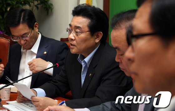 본문 이미지 - 전병헌 민주당 원내대표가 27일 오전 서울 여의도 국회에서 열린 고위정책회의에서 모두발언을 하고 있다. 전 원내대표는 대선 전 2007년 남북정상회담 대화록 유출파문과 관련, 