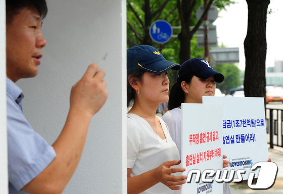 (서울=뉴스1) 윤선미 인턴기자 = 아이러브스모킹 회원들이 27일 오전 서울 종로구 계동 보건복지부 앞에서 공공장소에 흡연실 설치를 촉구하는 퍼포먼스를 하고 있다. 이 날 참가자들 …