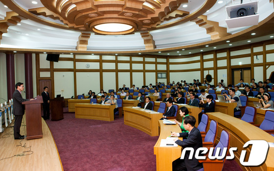 (서울=뉴스1) 김보영  = 윤종록 미래창조과학부 제2차관이 27일 오전 서울 영등포구 여의도동 국회의원회관 소회의실에서 열린 '한국인터넷포럼 토론회'에 참석해 축사를 하고 있다. …