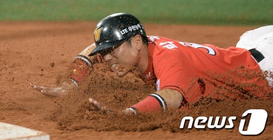 (서울=뉴스1) 이동원 기자 = 27일 오후 서울 목동야구장에서 열린 ‘2013 한국야쿠르트 세븐프로야구’ 넥센히어로즈와 SK와이번스의 경기에서 SK 7회초 1사 1루상황 김강민의 …