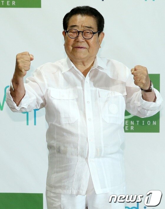 본문 이미지 - 방송인 송해가 28일 오전 서울 영등포구 여의도동 63컨벤션센터에서 열린 아나운서 도경완과 가수 장윤정의 결혼식에 참석해 포즈를 취하고 있다. 2013.6.28 머니투데이/뉴스1 © News1   