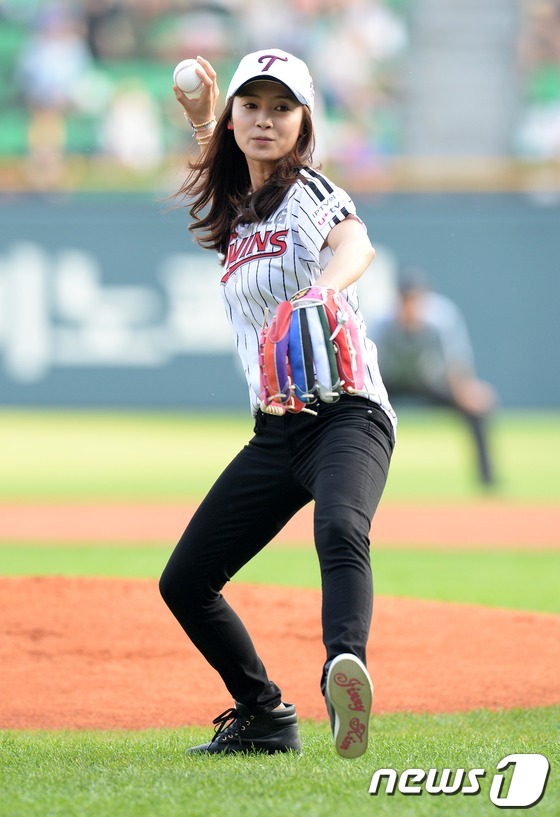 (서울=뉴스1) 이동원 기자 = 배우 남상미가 28일 오후 서울 잠실야구장에서 열린 '2013 한국야쿠르트 세븐프로야구’ LG트윈스와 SK와이번스의 경기에 승리기원 시구를 하고 있 …