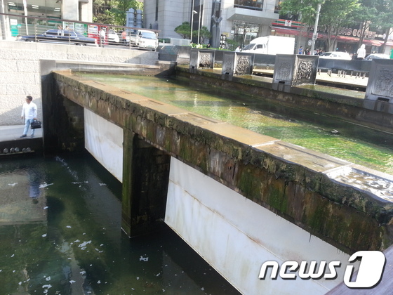 (서울=뉴스1) 한종수 기자 = 28일 서울 청계천에 물 공급이 끊겨 청계광장 폭포에 물이 흐르지 않고 있다. 서울시 시설관리공단은 28일 청계천에 전기를 공급하는 뚝도 아리수정수 …
