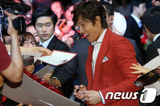 배우 이병헌이 28일 오후 서울 광진구 광장동 워커힐 호텔에서 열린 영화 '레드 더 레전드' 쇼케이스에 참석해 팬들과 인사를 나누고 있다. 2013.6.28 머니투데이/뉴스1