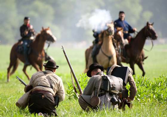 본문 이미지 - 미국 남북전쟁에서 북군에 결정적 승리를 가져다준 게티즈버그 전투 150주년을 맞아 2013년 당시 전투를 재현한 모습. ⓒ AFP=뉴스1