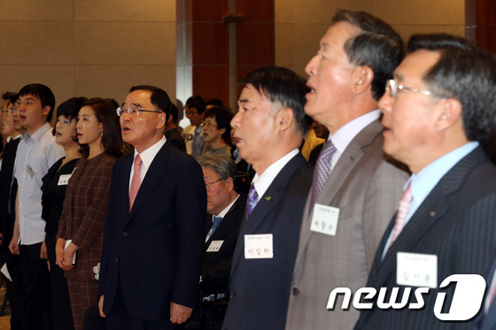 (서울=뉴스1) 이광호 기자 = 정홍원 국무총리와 허창수 전국경제인연합회장, 김기문 중소기업중앙회장 등이 3일 오전 서울 용산 백범기념관에서 열린 시민단체,기업, 정부가 함께하는 …