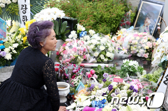 故 박용하의 3주기를 맞은 30일 오전 경기도 성남시 분당 메모리얼파크에 마련된 고인의 추모식장에서 故박용하씨의 어머니가 영정을 바라보고 있다.2013.6.30 머니투데이/뉴스1