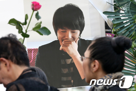 故 박용하의 3주기를 맞은 30일 오전 경기도 성남시 분당 메모리얼파크에 마련된 고인의 추모식장을 찾은 팬들 뒤로 故박용하의 사진이 보인다.2013.6.30 머니투데이/뉴스1