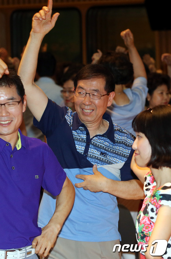 (서울=뉴스1) 이광호 기자 = 박원순 서울시장이 30일 오후 서울시청에서 열린 체중감량이 착한 기부로 이어지는 '건강체중 3.3.3 프로젝트 다짐대회'에서 참석자들과 함께 건강체 …