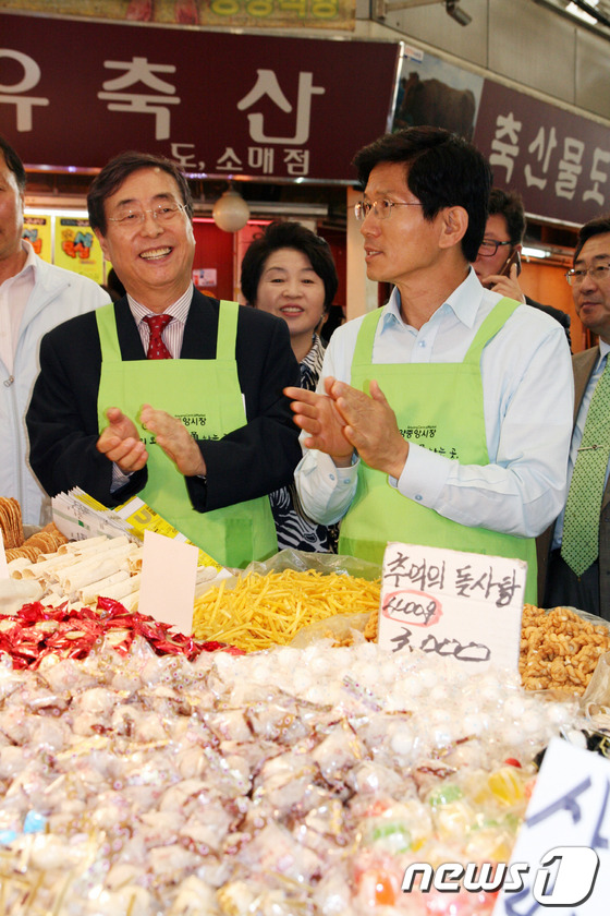 (서울=뉴스1) 김보영  = 박정부 다이소아성산업 회장(왼쪽)과 김문수 경기도지사가 지난 3일 오후 경기도 안양시 안양중앙시장에서 '경기도 전통시장 활성화를 위한 상생협력' 행사의 …