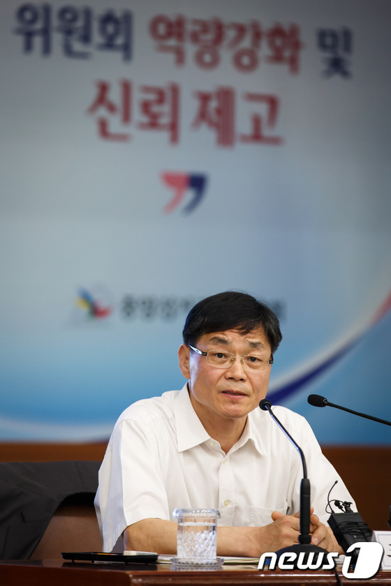 (과천=뉴스1) 유승관 기자 = 조원봉 중앙선거관리위원회 조사국장이 4일 오후 경기 과천시 중앙선관위 대회의실에서 열린 2014년 지방선거 대비 예방·단속 대책 회의에서 모두발언을 …