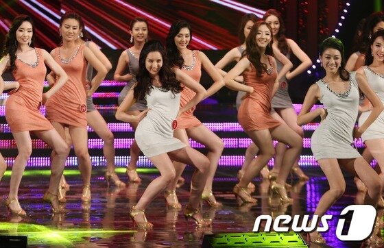 본문 이미지 - 4일 오후 서울 세종문화회관 대강당에서 열린 2013 미스코리아 선발대회에서 참가자들이 춤을 추고 있다. 2013.6.5 머니투데이/뉴스1 © News1   