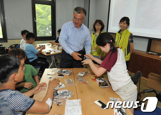 (서울=뉴스1) 김보영  = 문재인 의원이 5일 오후 서울 노원구 월계동 녹천초등학교를 방문, 학생들과 함께 태양광 자동차를 만들고 있다. (노원구 제공) 2013.6.5/뉴스1