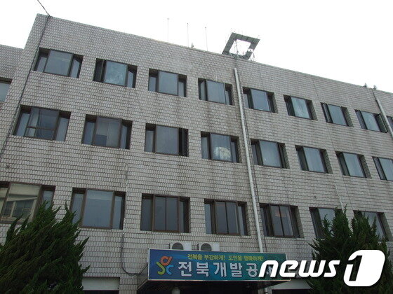 본문 이미지 - 현충일이 6일로 58주년을 맞은 가운데 전북개발공사는 조기는커녕 태극기조차 게양하지 않고 있다.2013.06.06/뉴스1 © News1 이승석 기자