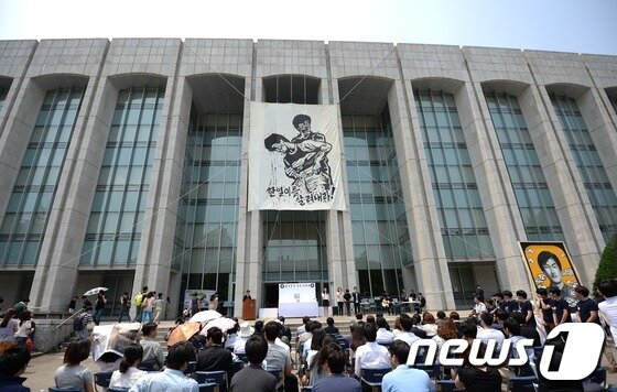 본문 이미지 - 2013년 6월7일 오후 서울 서대문구 연세대학교 중앙도서관 앞에서 故 이한열 열사 26주기 추모제가 열리고 있다. 이한열 열사는 연세대학교 재학중이던 1987년, 시위 중 전경이 쏜 최루탄을 맞고 22살의 나이에 사망해 6월 항쟁과 6·29 선언의 도화선이 되었다. /뉴스1DB