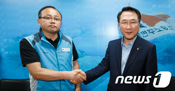 (서울=뉴스1) 유승관 기자 = 방하남 고용노동부 장관이 7일 오후 서울 중구 정동 민주노총을 방문, 양성윤 민주노총 비상대책위원장과 악수를 하고 있다. 2013.6.7/뉴스1