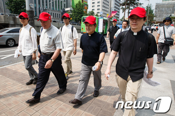 (서울=뉴스1) 유승관 기자 = 천주교 서울대교구 사제단이 7일 '사제성화의 날'을 맞아 서울시내 천주교 순교성지 도보순례를 하고 있다. 사제성화의 날은 사제들이 한데 모여 예수 …