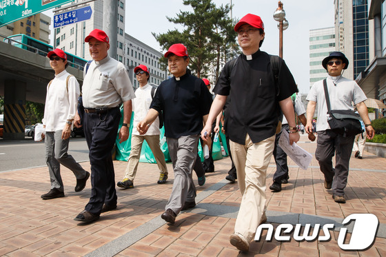 (서울=뉴스1) 유승관 기자 = 천주교 서울대교구 사제단이 7일 '사제성화의 날'을 맞아 서울시내 천주교 순교성지 도보순례를 하고 있다. 사제성화의 날은 사제들이 한데 모여 예수 …