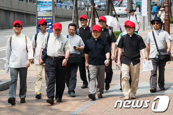 (서울=뉴스1) 유승관 기자 = 천주교 서울대교구 사제단이 7일 '사제성화의 날'을 맞아 서울시내 천주교 순교성지 도보순례를 하고 있다. 사제성화의 날은 사제들이 한데 모여 예수 …