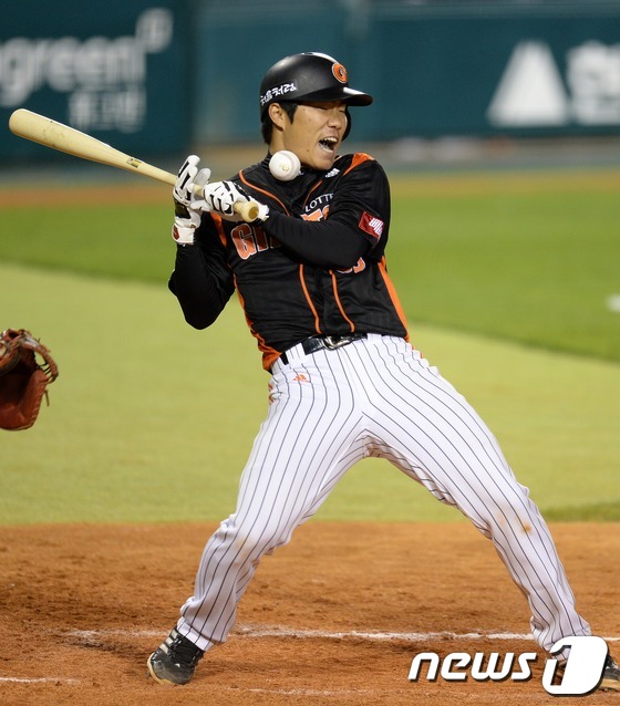 (서울=뉴스1) 이동원 기자 = 7일 오후 서울 잠실야구장에서 열리는 '2013 한국야쿠르트 세븐 프로야구' LG트윈스와 롯데자이언츠의 경기에서 롯데 8회초 공격 무사 2,3루상황 …