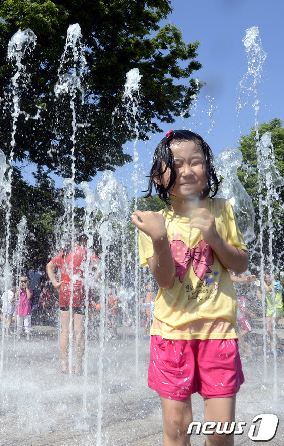 (서울=뉴스1) 안은나 기자 = 서울 낮 기온이 33도로 올해 더위가 절정에 이른 9일 서울 노원구 중계근린공원에서 어린이들이 분수 속 장난을 치며 더위를 날리고 있다. 기상청은 …