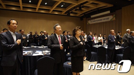 본문 이미지 - 9일 강릉에서 열린 세계한상지도자대회에 참여한 최문순 도지사 및 참여객들이 국민의례를 하고있다. 2013.6.9/뉴스원 © News1 윤창완 기자 